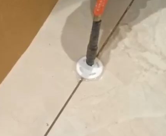 肇州瓷砖空鼓维修公司专业解答瓷砖在铺贴过程中，如果没有涂抹均匀到位的粘结材料（如水泥砂浆或瓷砖胶），可能会导致以下问题