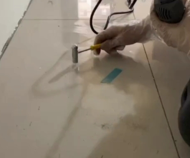 肇州瓷砖开裂维修公司专业分享瓷砖在铺贴前如果没有沥干水分，将会导致以下问题