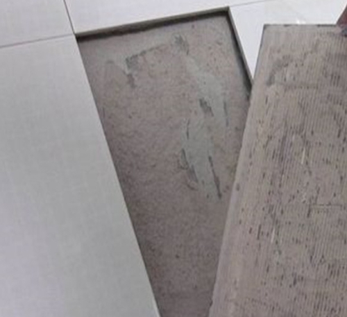 肇州瓷砖空鼓维修公司分享瓷砖铺贴时如果打浆（即涂抹在瓷砖背面和基层上的砂浆或瓷砖胶）过少，会带来以下问题